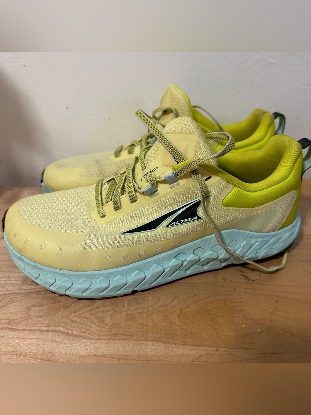 Altra Outroad 2 women's running trail shoes US 9 yellow green